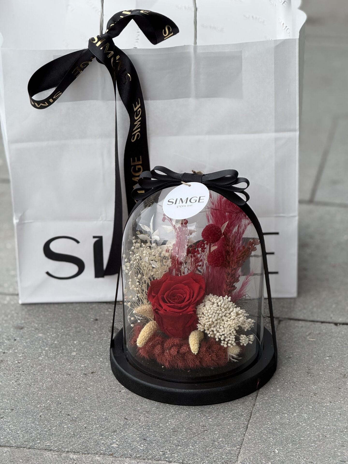 Cam Fanusta Tekli Kırmızı Solmayan Gül Aranjmanı