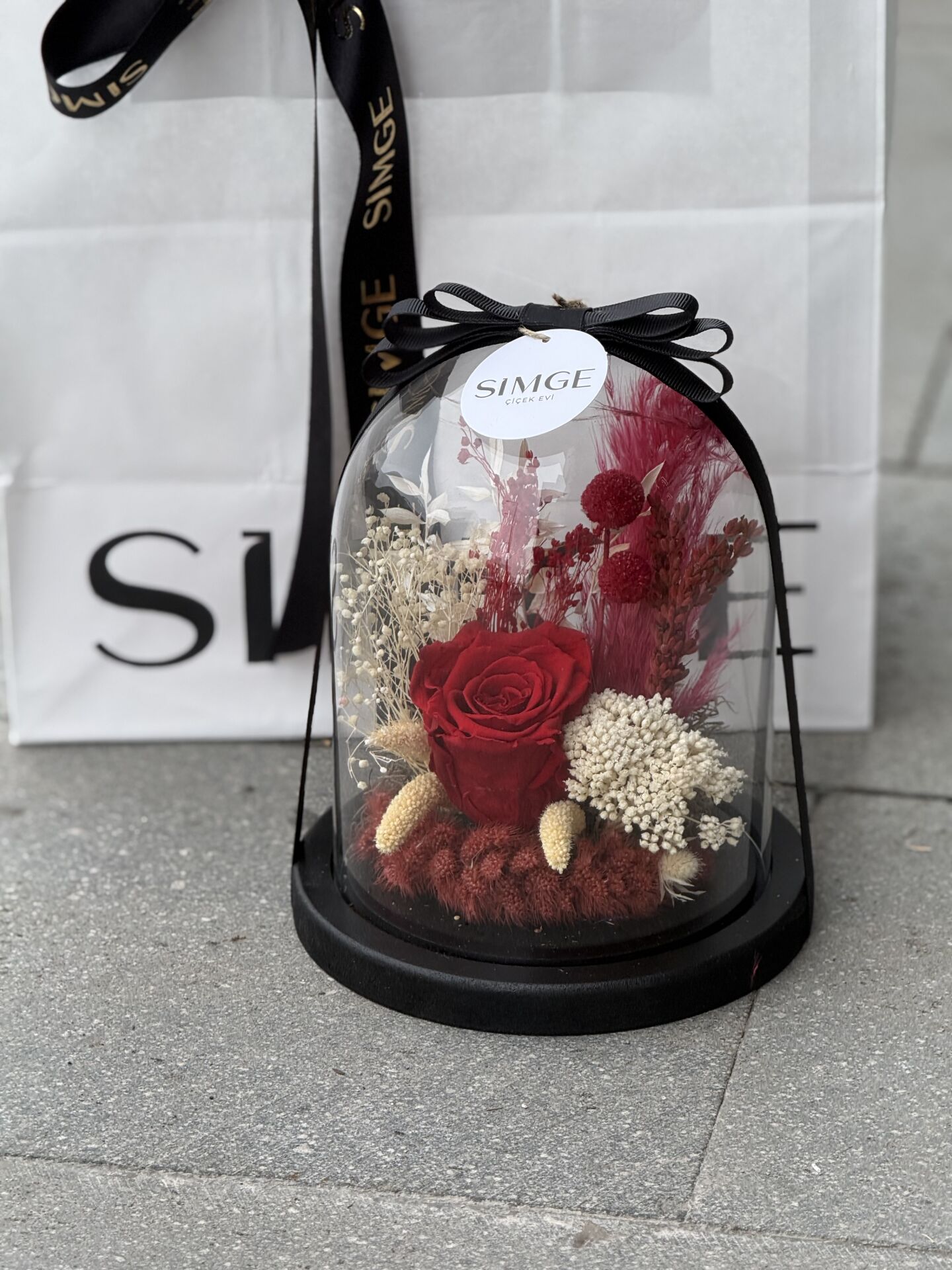 Cam Fanusta Tekli Kırmızı Solmayan Gül Aranjmanı