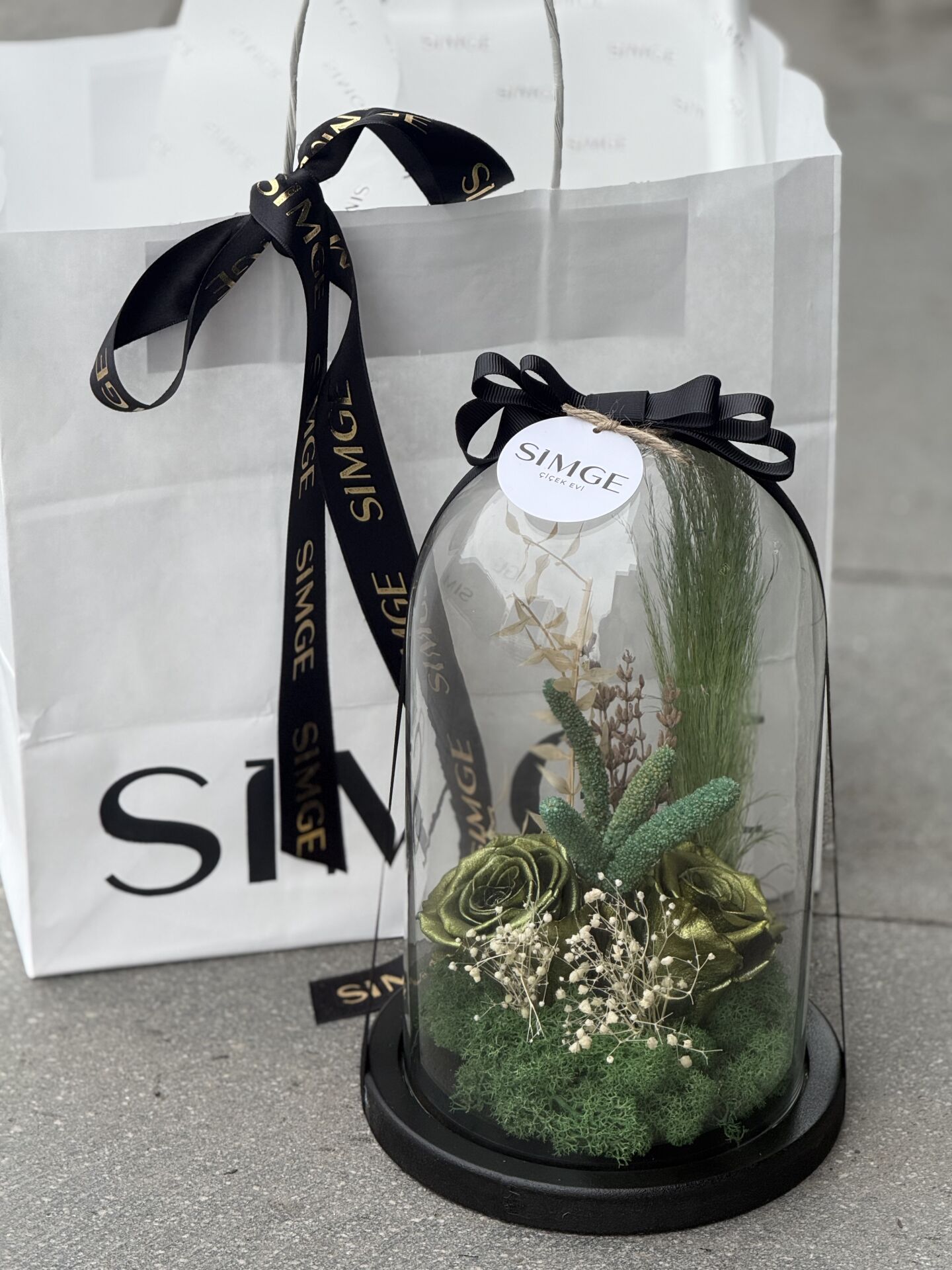 Cam Fanusta Yeşil Solmayan Gül Aranjmanı