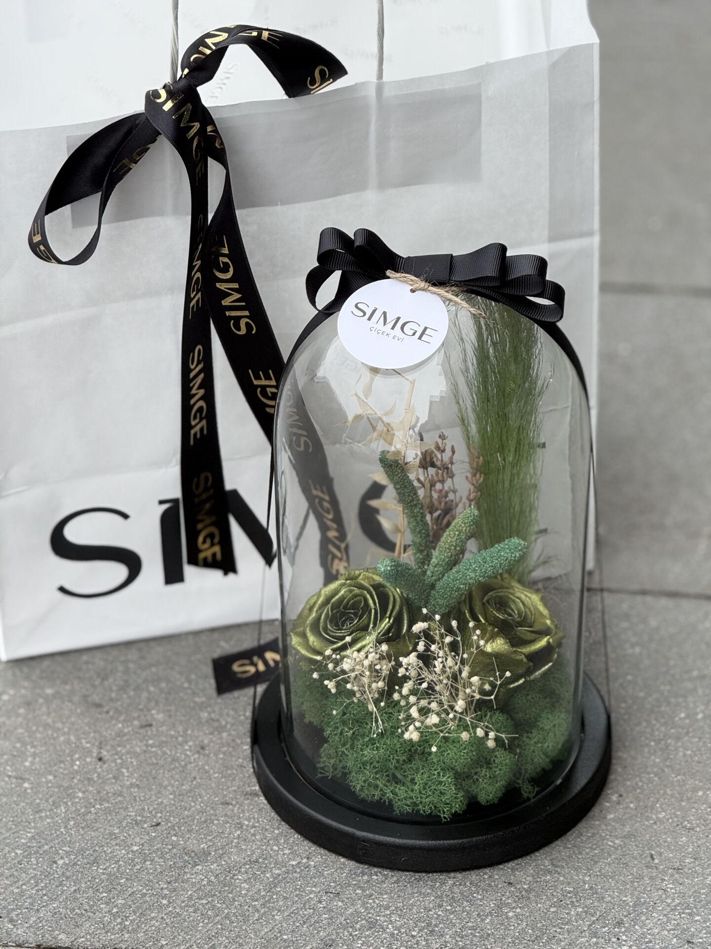 Cam Fanusta Yeşil Solmayan Gül Aranjmanı