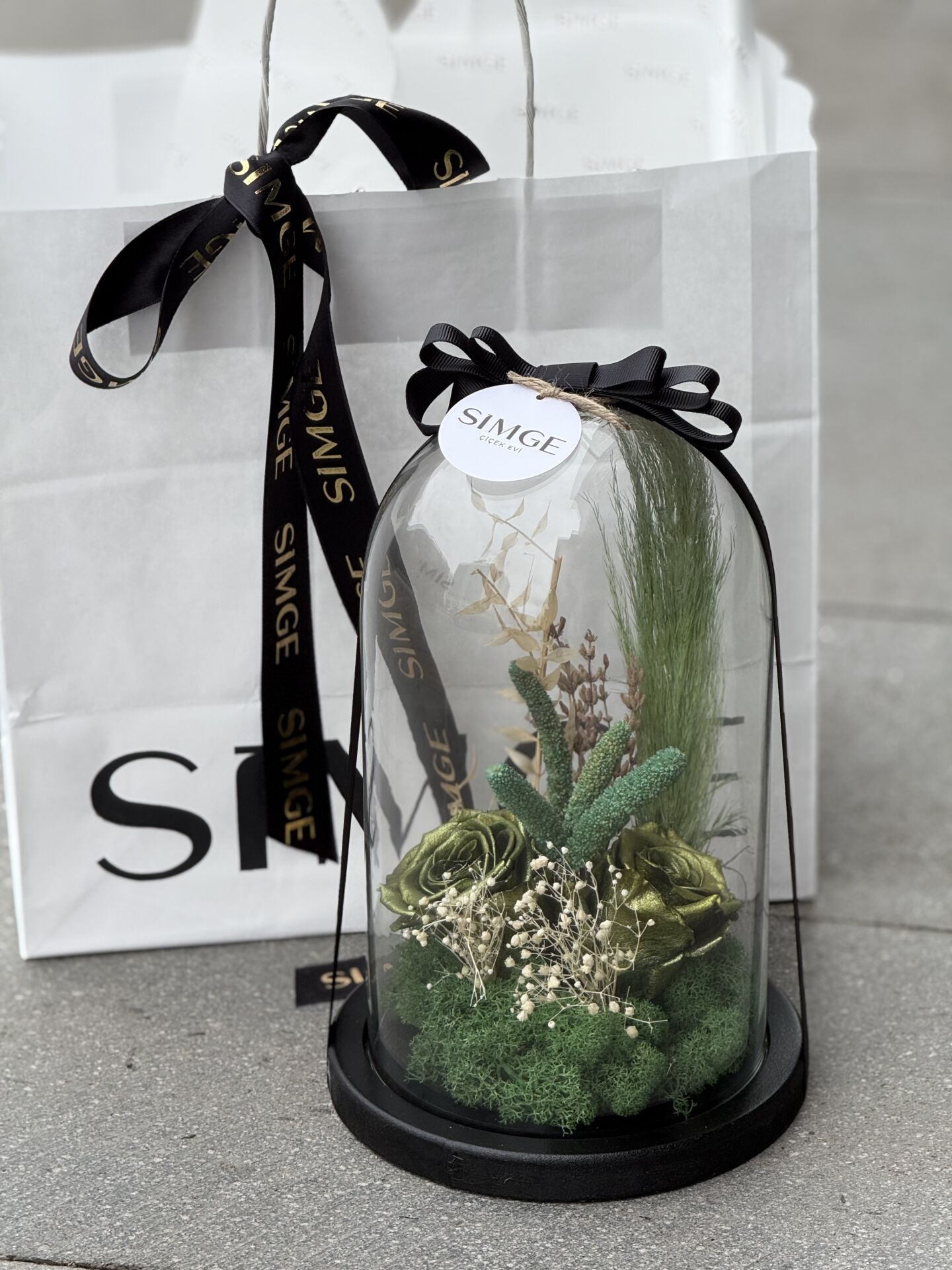 Cam Fanusta Yeşil Solmayan Gül Aranjmanı