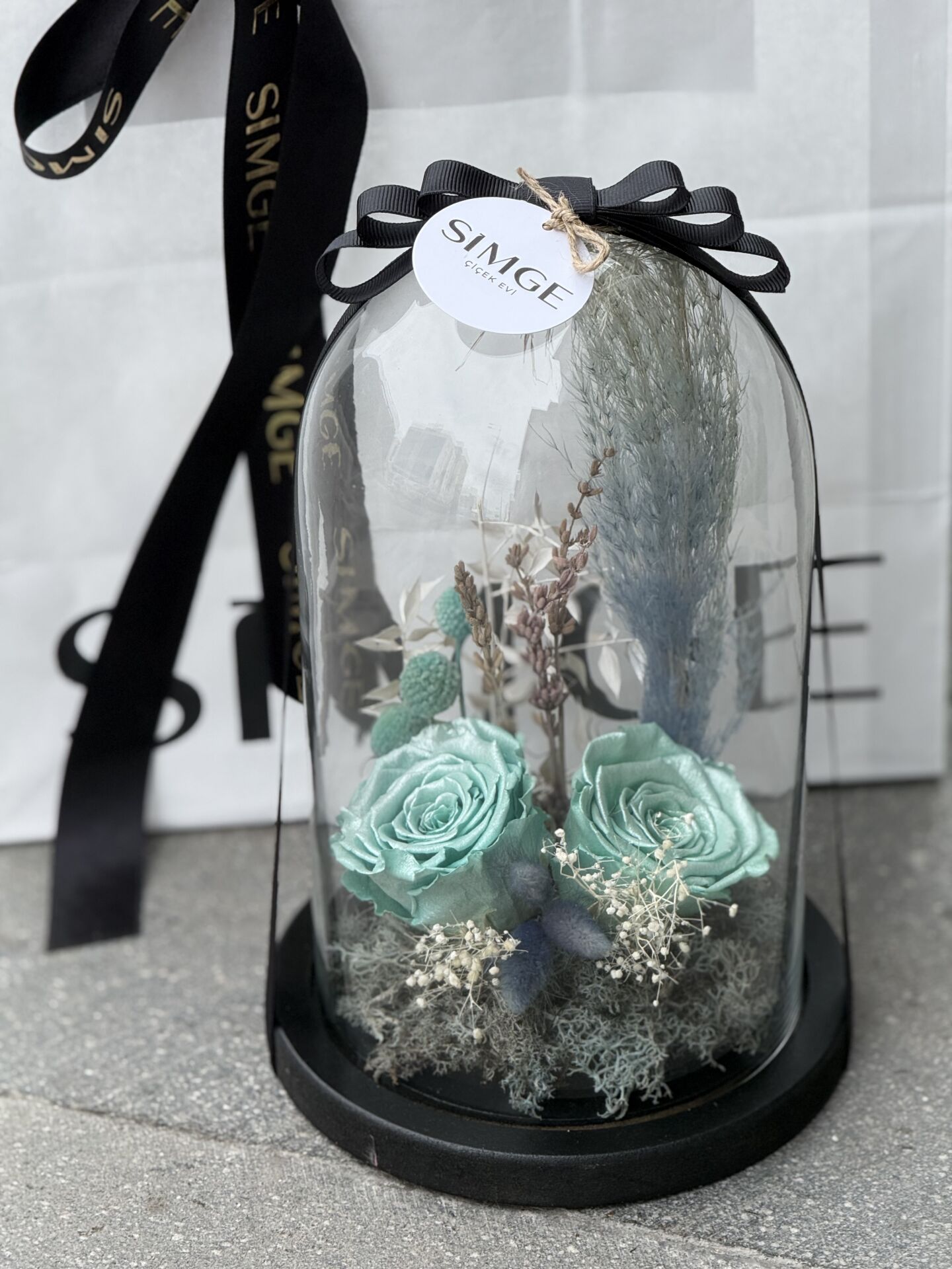 Cam Fanusta Mavi Solmayan Gül Aranjmanı