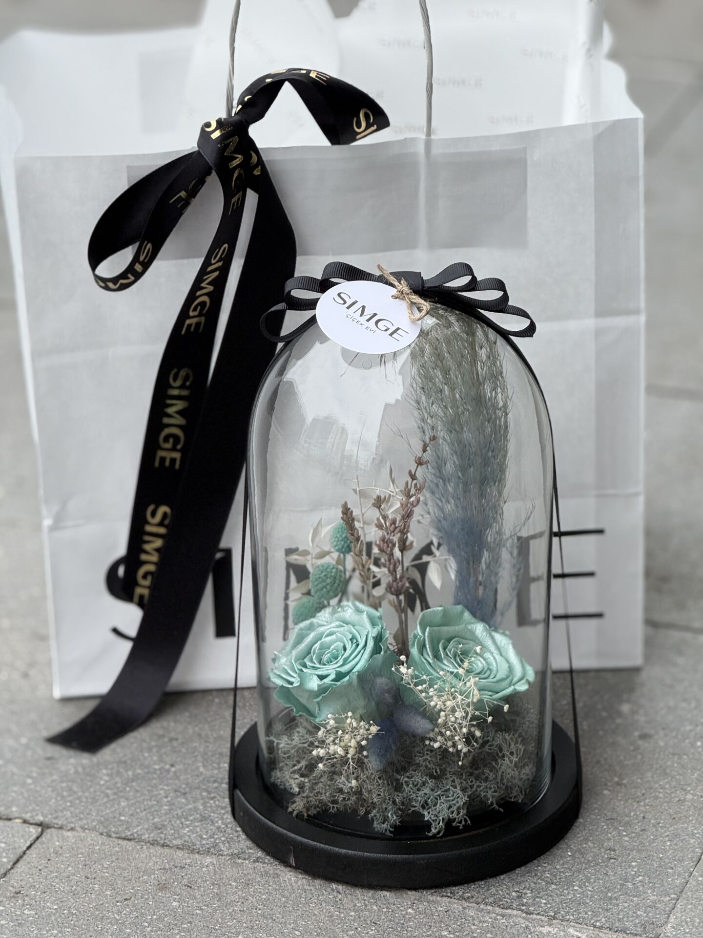 Cam Fanusta Mavi Solmayan Gül Aranjmanı