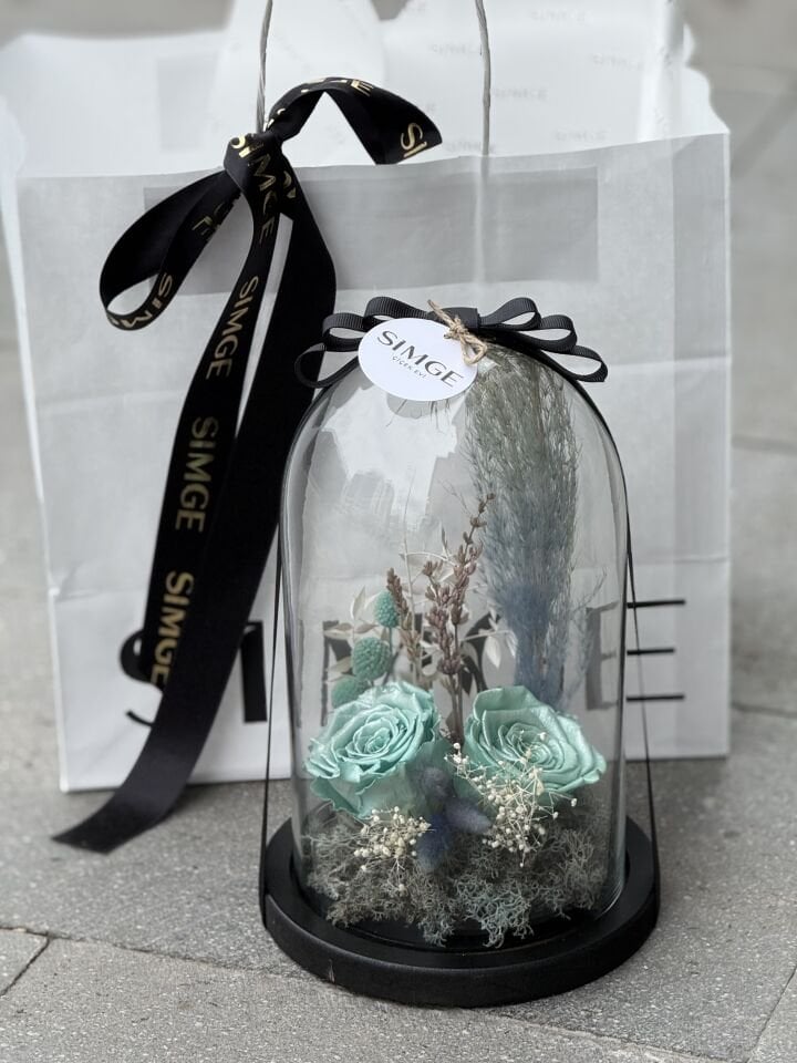 Cam Fanusta Mavi Solmayan Gül Aranjmanı