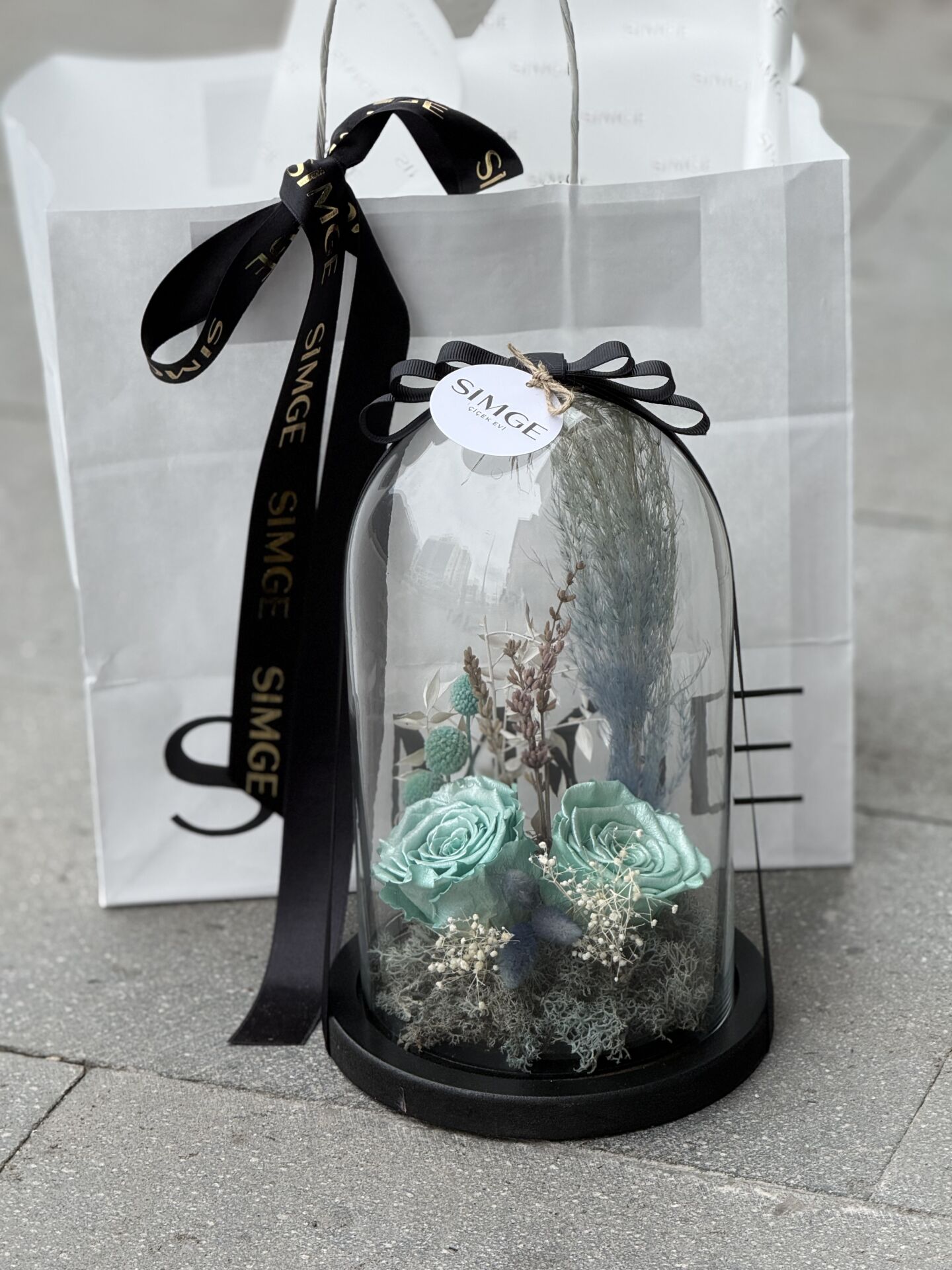 Cam Fanusta Mavi Solmayan Gül Aranjmanı