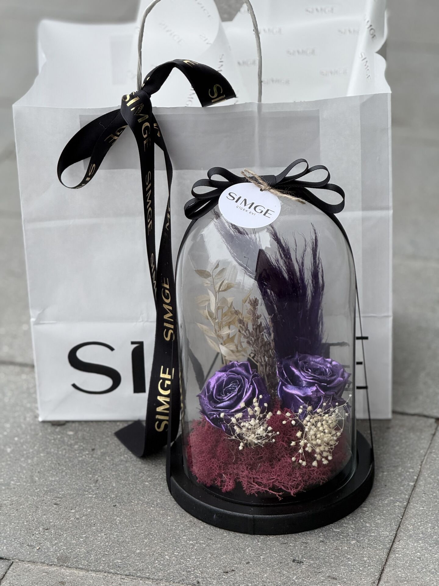 Cam Fanusta Mor Solmayan Gül Aranjmanı