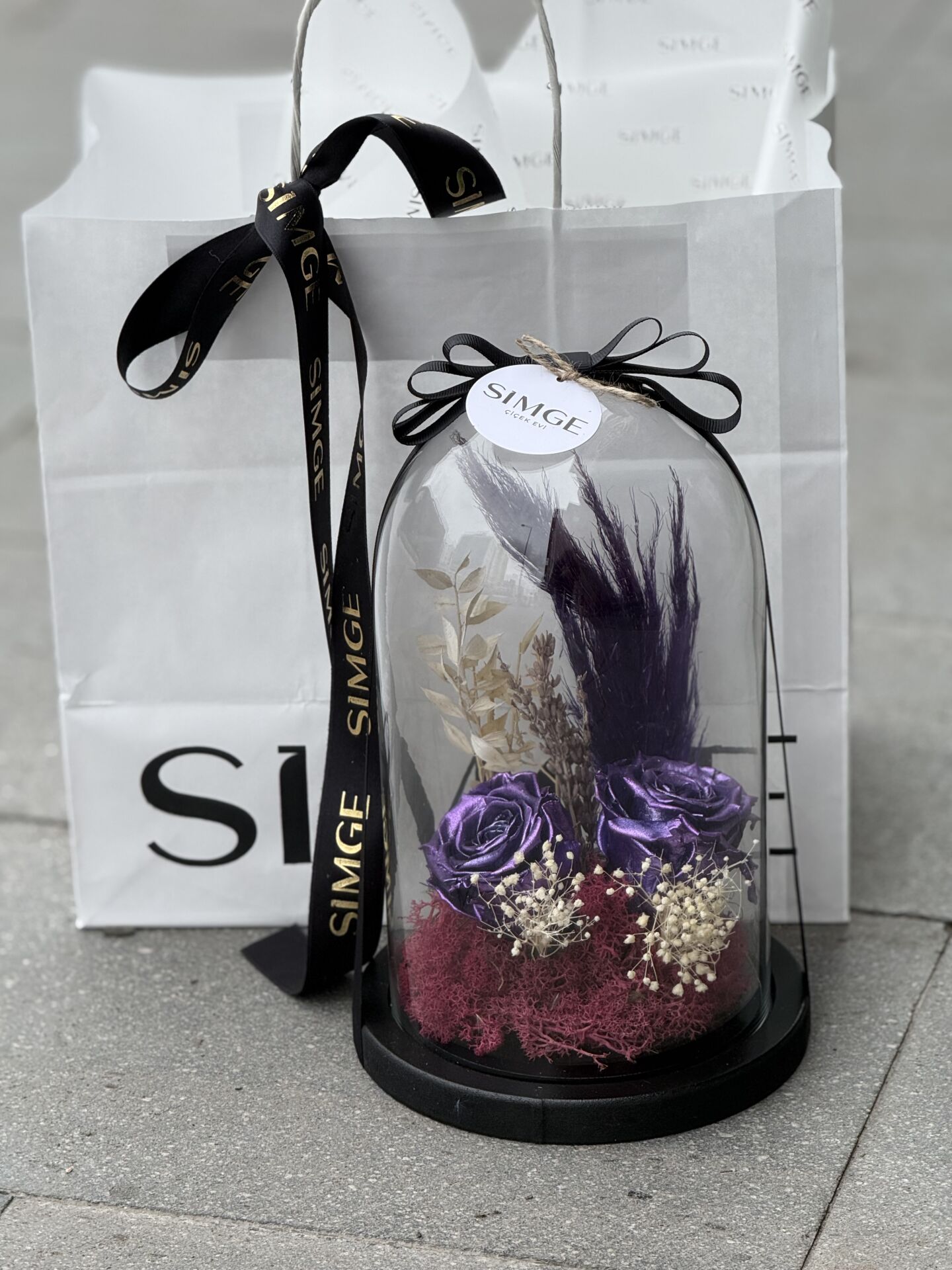 Cam Fanusta Mor Solmayan Gül Aranjmanı