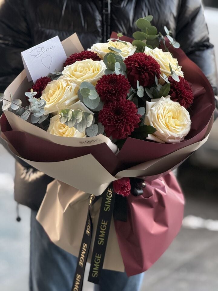 Aura Bordo Anastasia Ve Gül Buketi