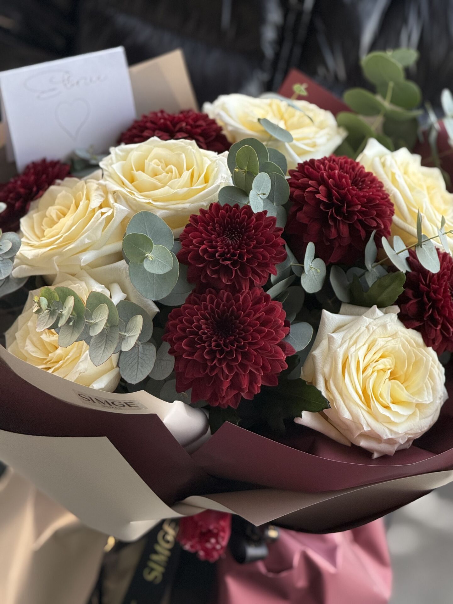 Aura Bordo Anastasia Ve Gül Buketi