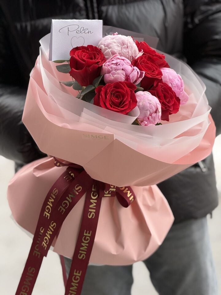 Silvia Pembe Şakayık Ve Kırmızı Gül Buketi