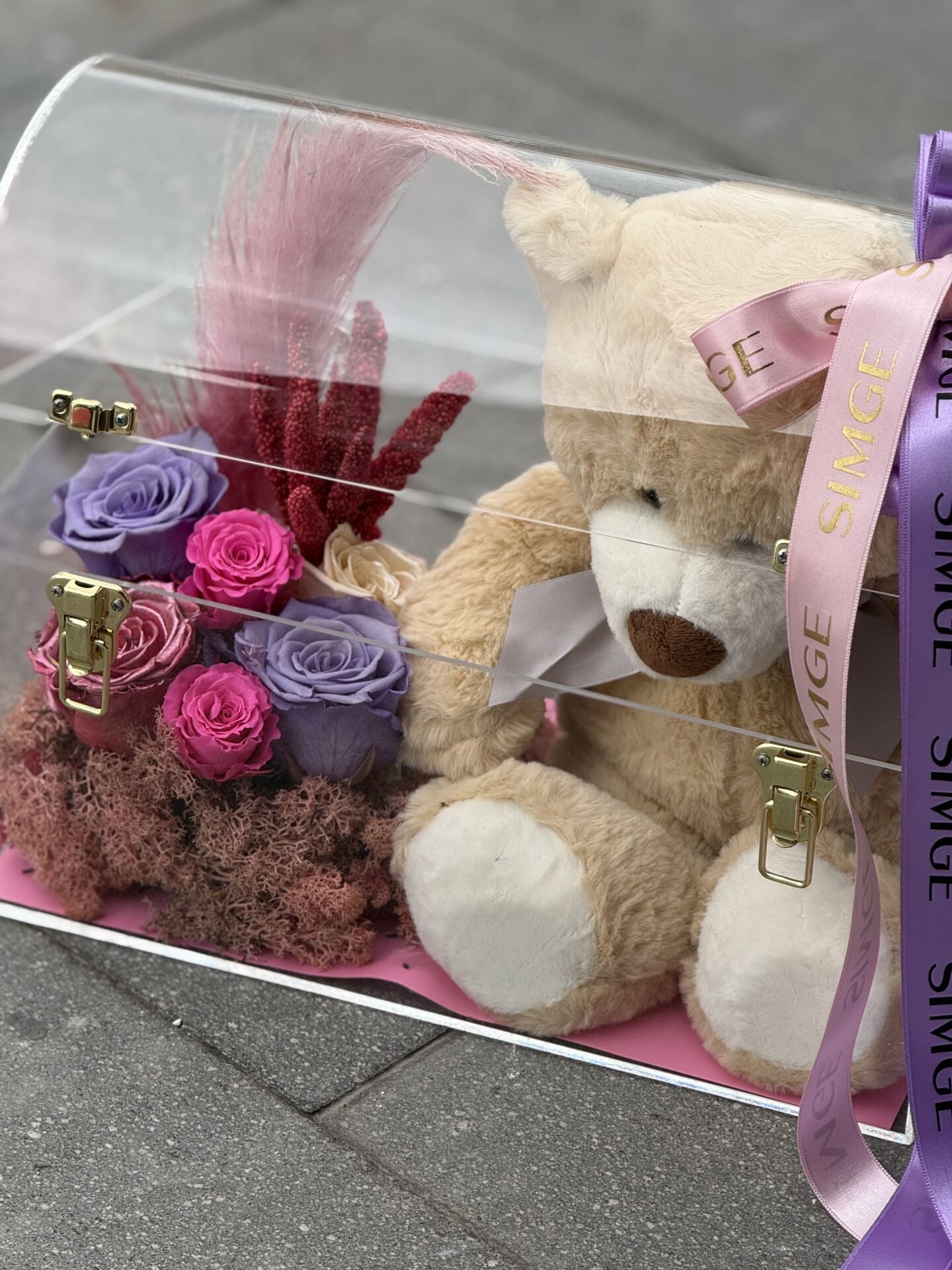 Pleksi Kutuda Ayıcıklı Pembe Solmayan Gül Aranjmanı