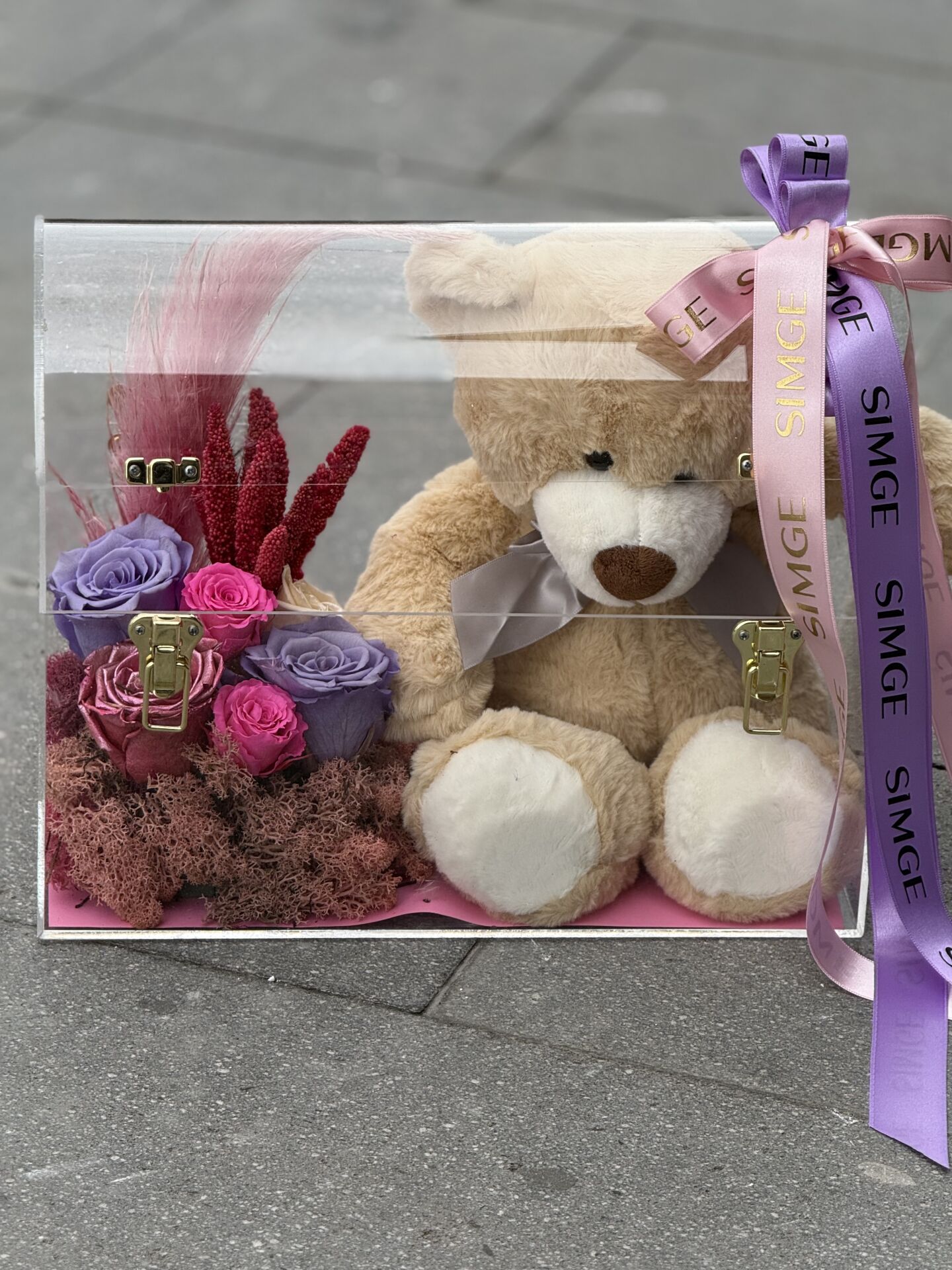 Pleksi Kutuda Ayıcıklı Pembe Solmayan Gül Aranjmanı