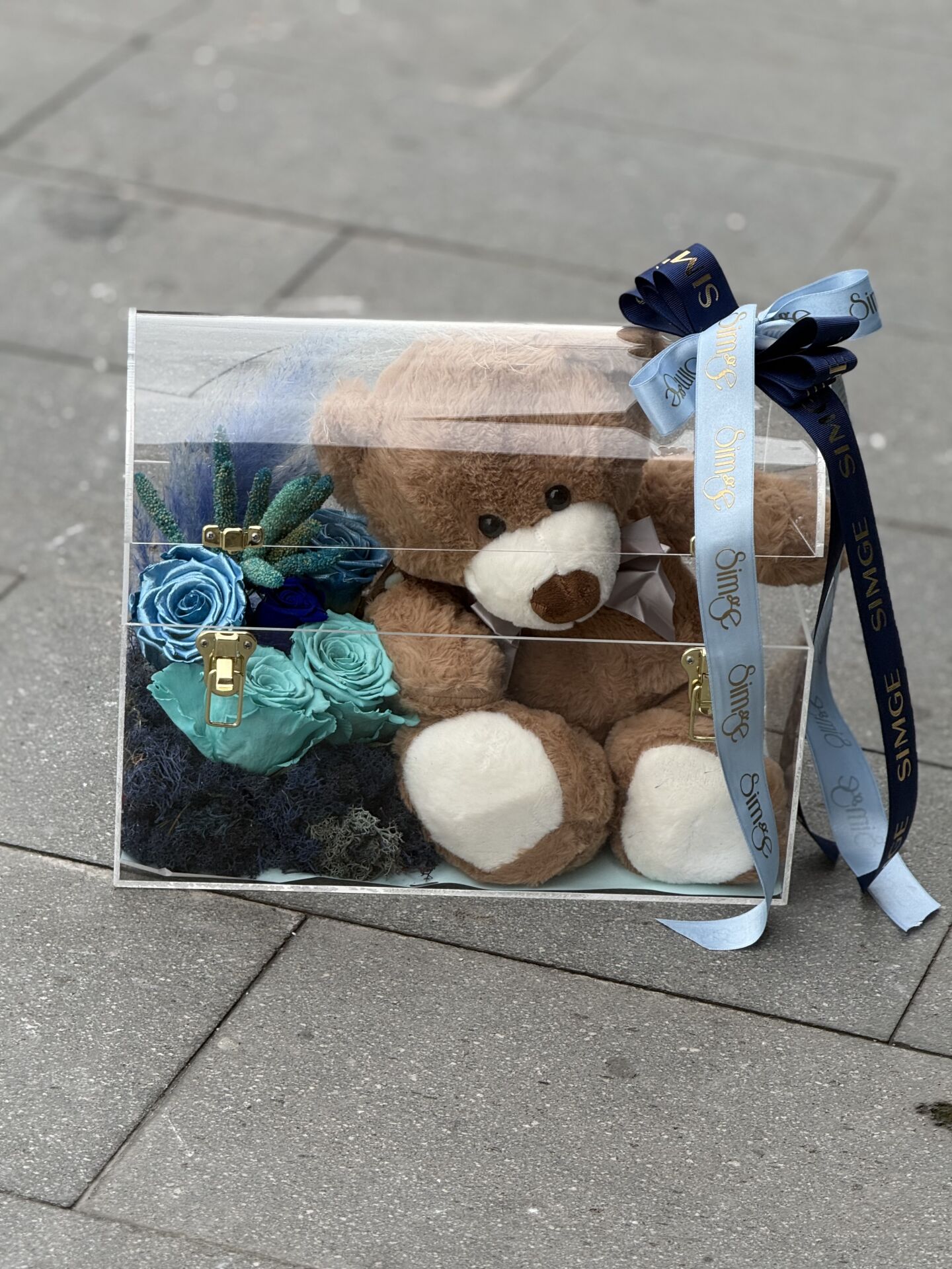 Pleksi Kutuda Ayıcıklı Mavi Solmayan Gül Aranjmanı