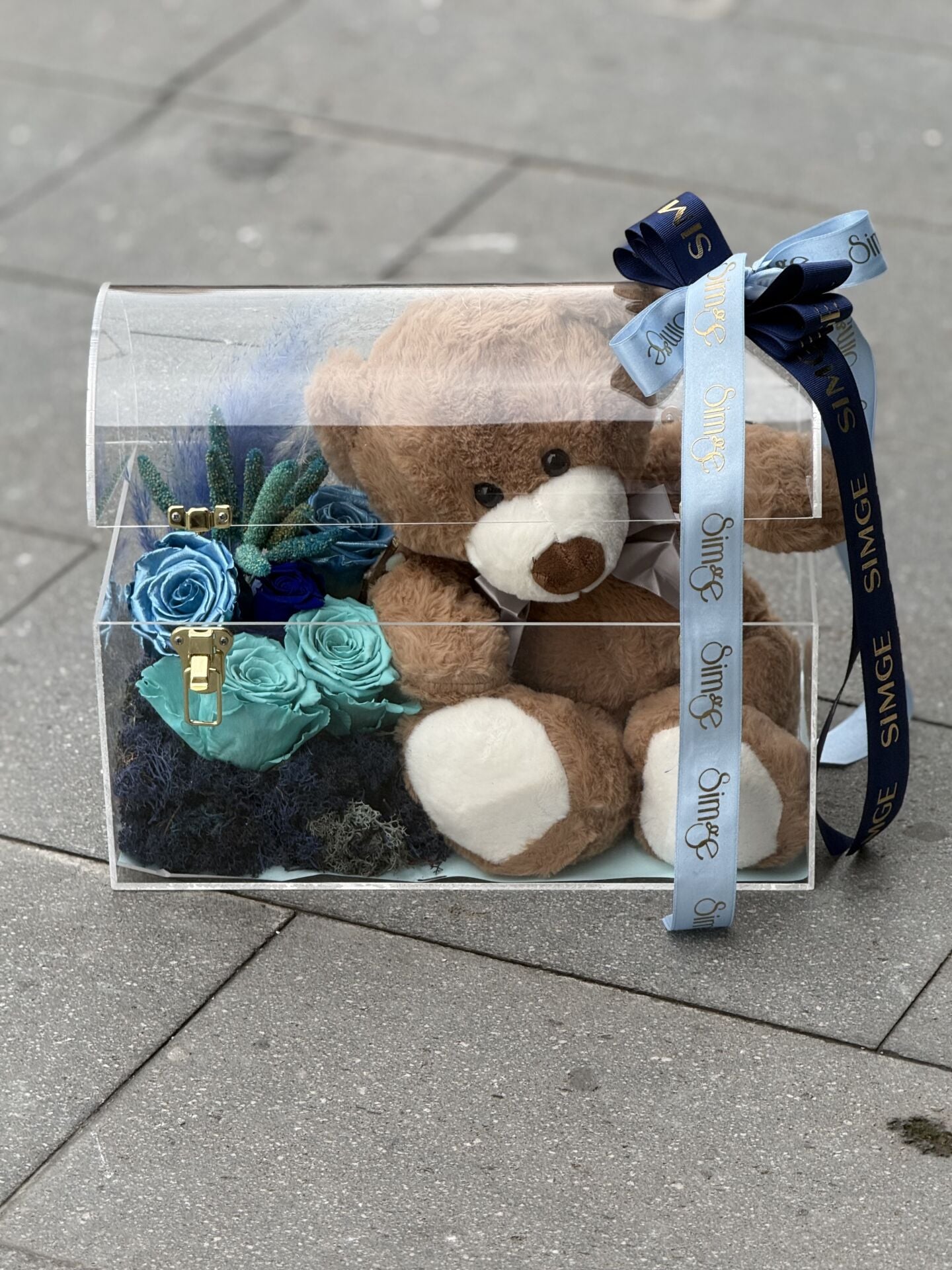 Pleksi Kutuda Ayıcıklı Mavi Solmayan Gül Aranjmanı