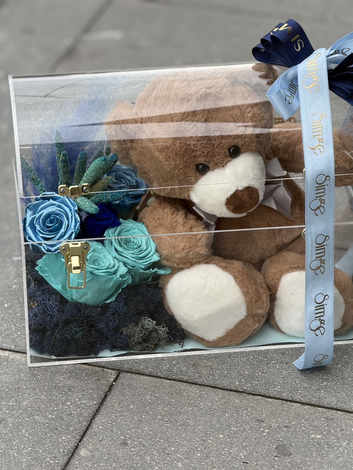 Pleksi Kutuda Ayıcıklı Mavi Solmayan Gül Aranjmanı