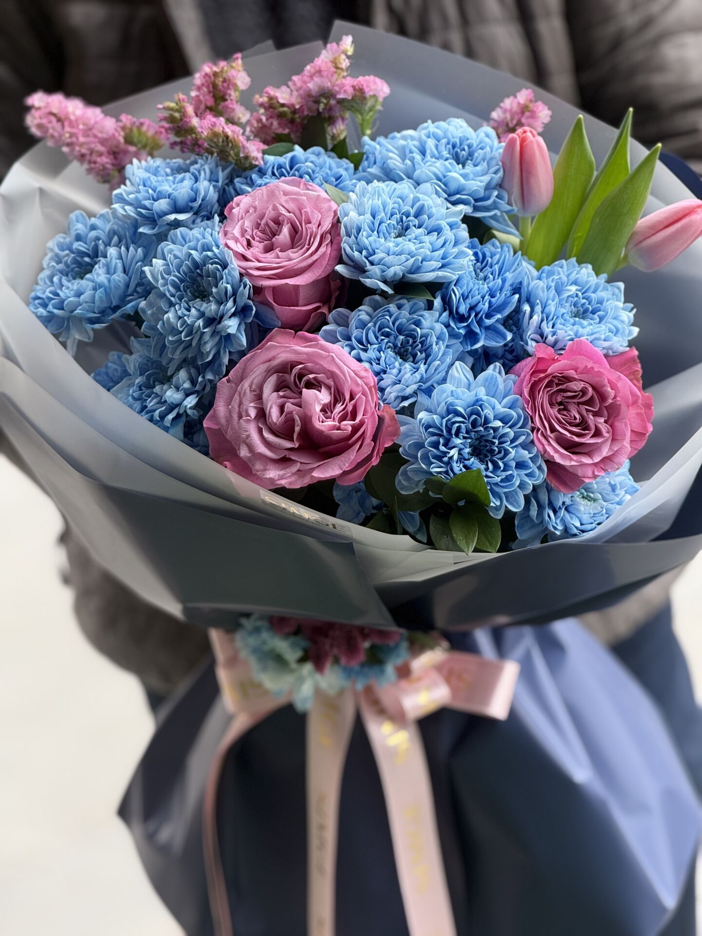 Silvia Mavi Krizantem Ve Pembe Gül Buketi