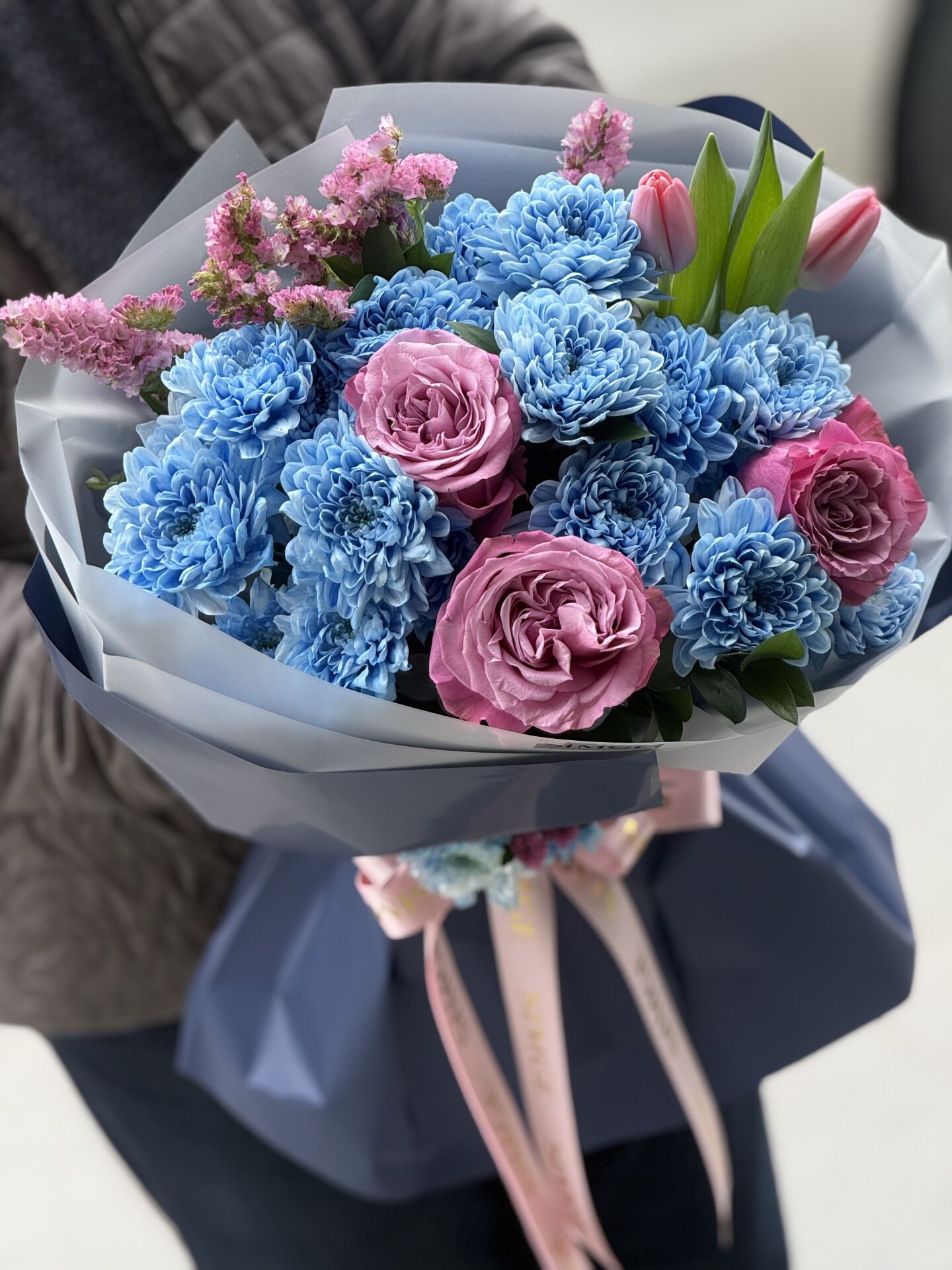 Silvia Mavi Krizantem Ve Pembe Gül Buketi