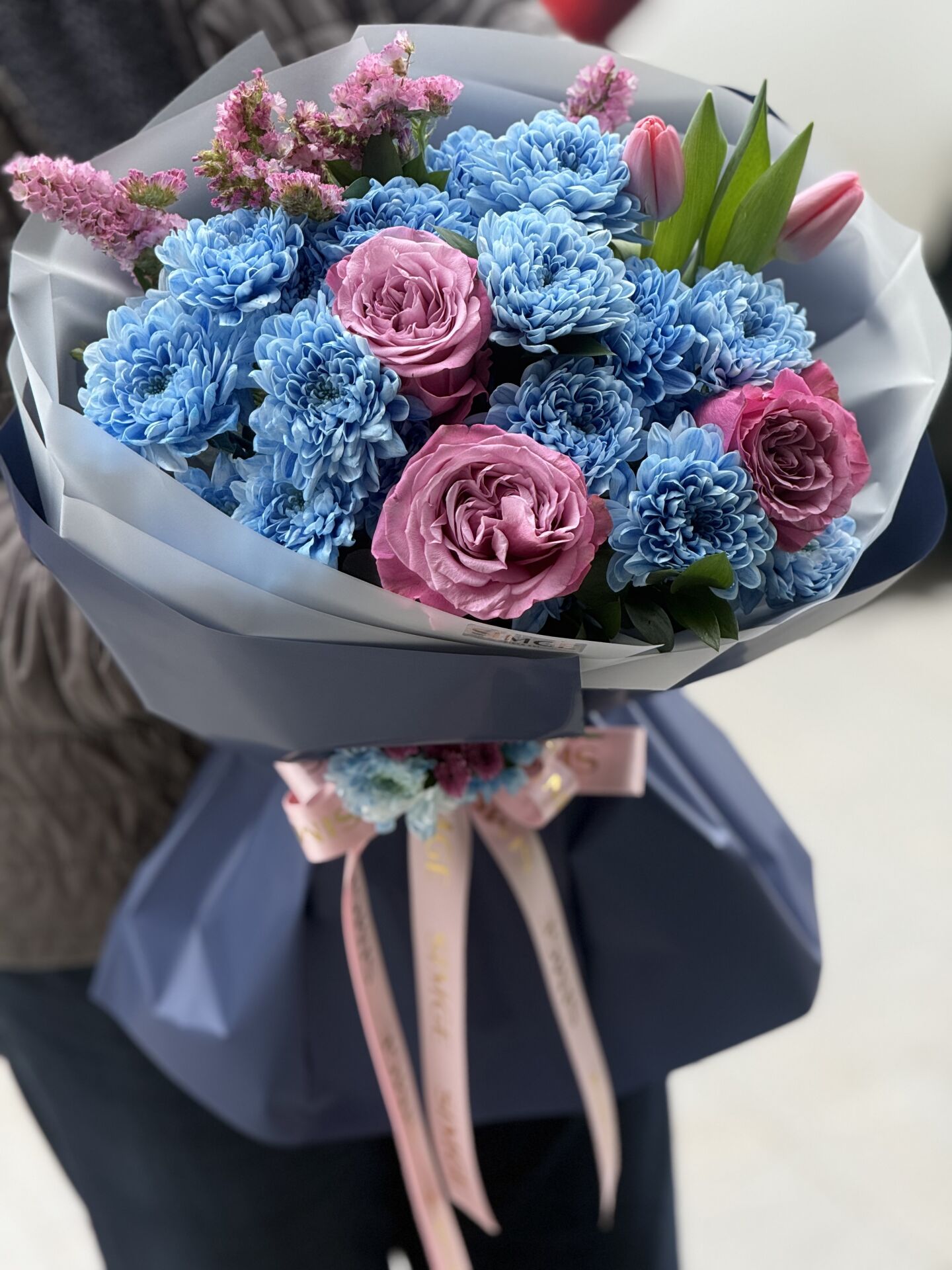 Silvia Mavi Krizantem Ve Pembe Gül Buketi