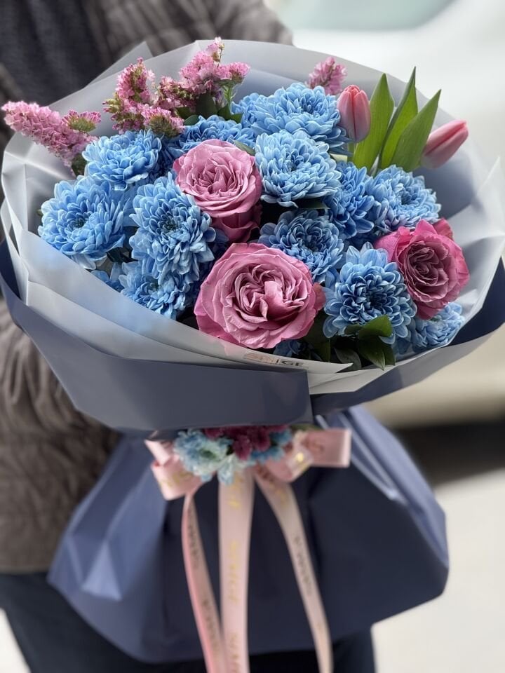 Silvia Mavi Krizantem Ve Pembe Gül Buketi