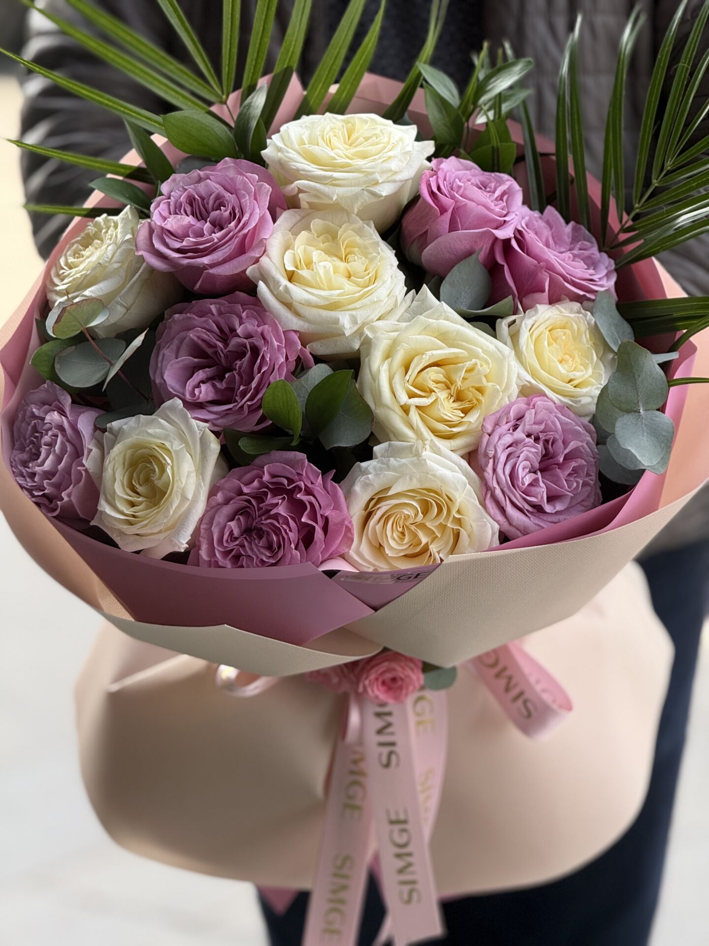 Aura Pembe ve Beyaz Gül Buketi