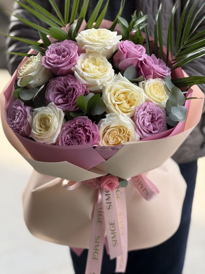 Aura Pembe ve Beyaz Gül Buketi