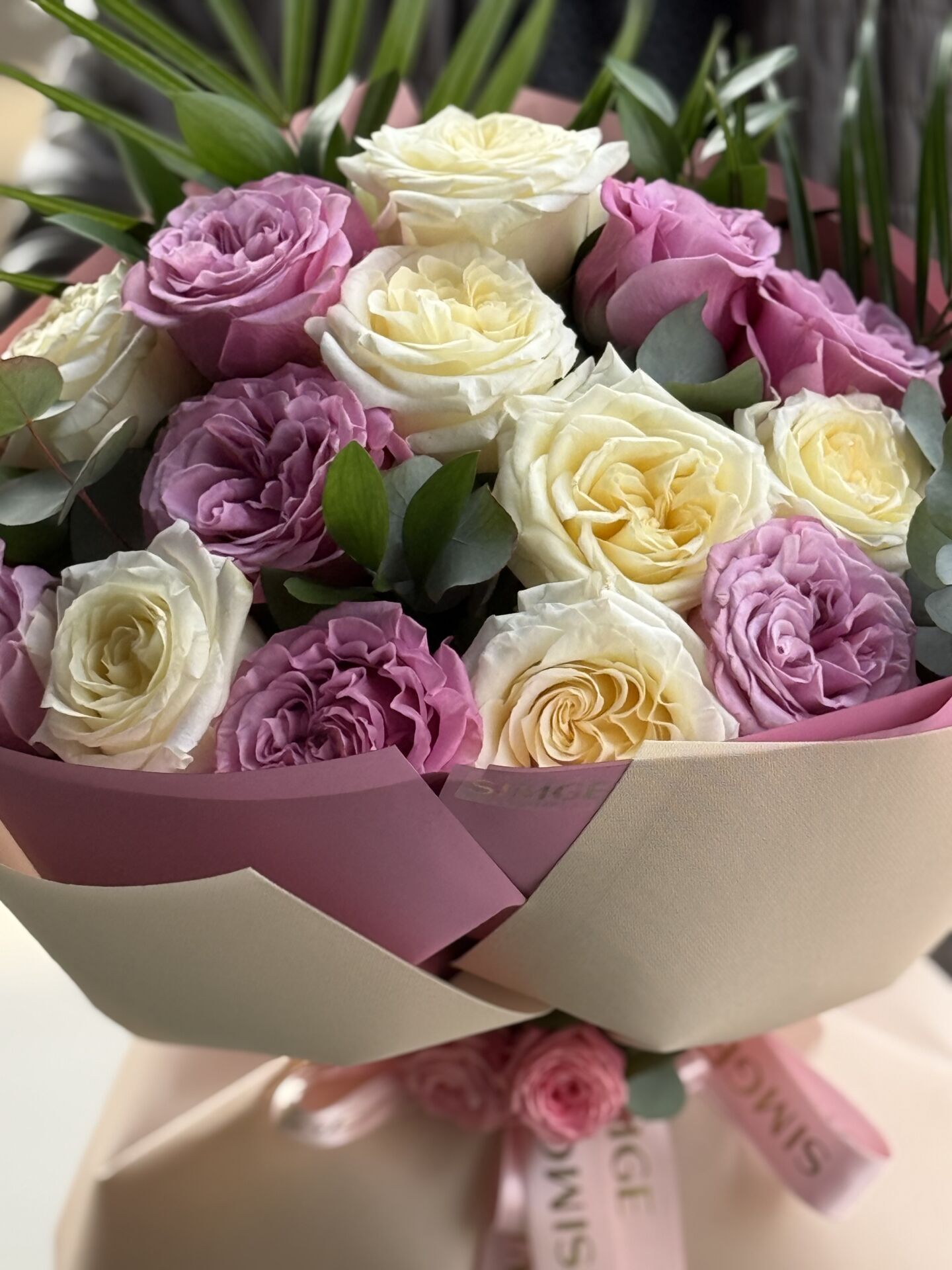 Aura Pembe ve Beyaz Gül Buketi