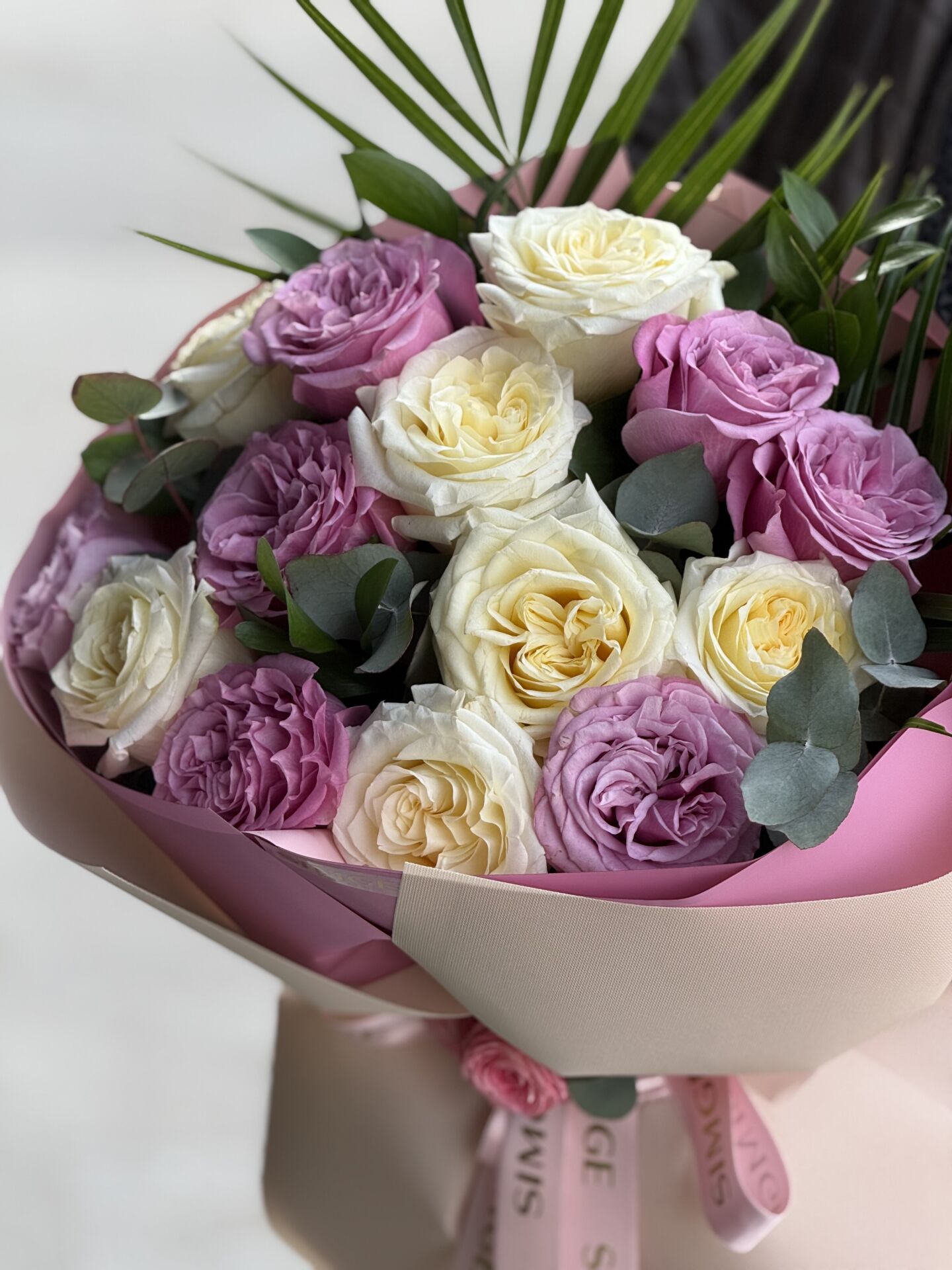 Aura Pembe ve Beyaz Gül Buketi