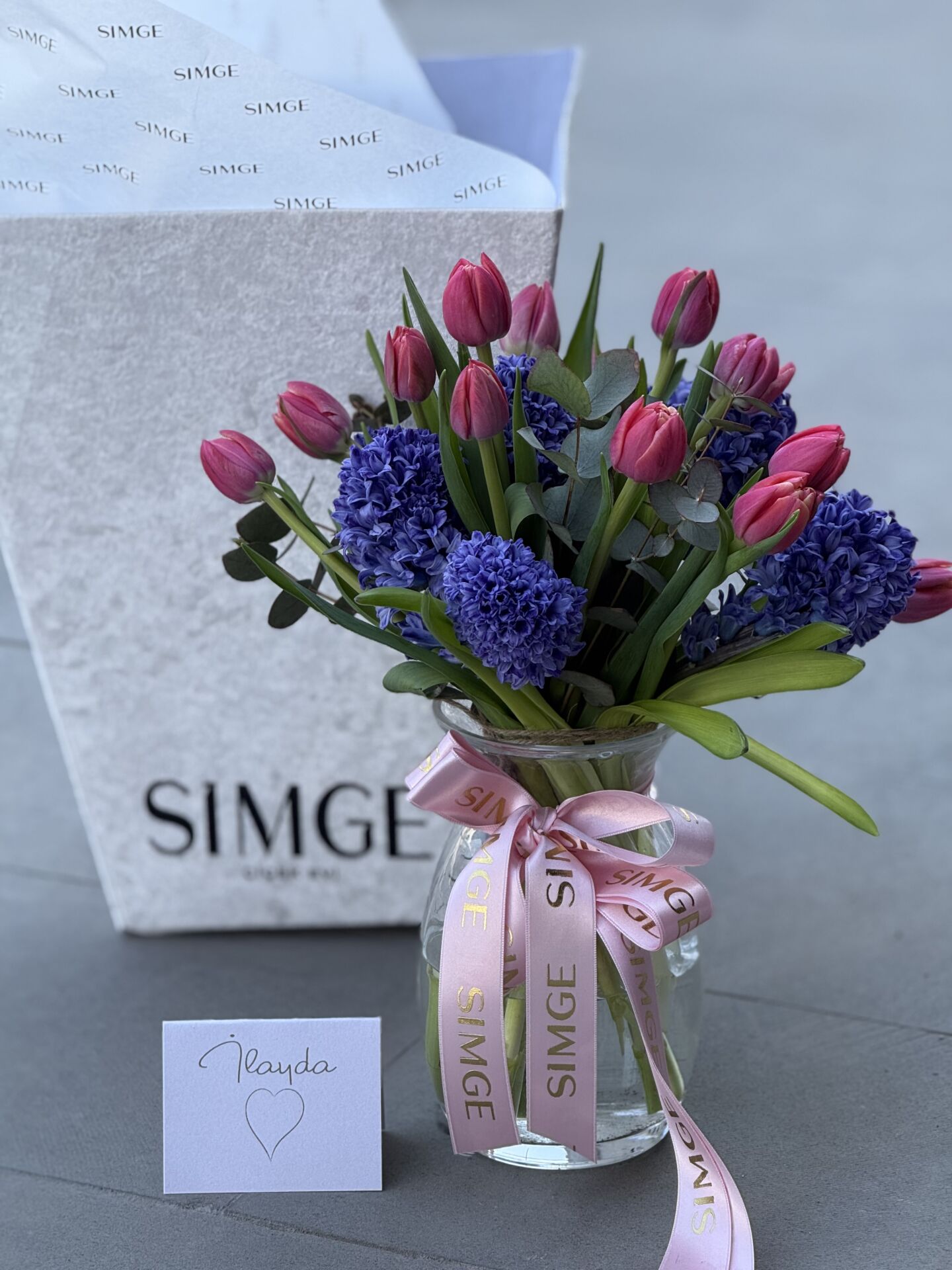 Cam Vazoda Sümbül ve Laleler