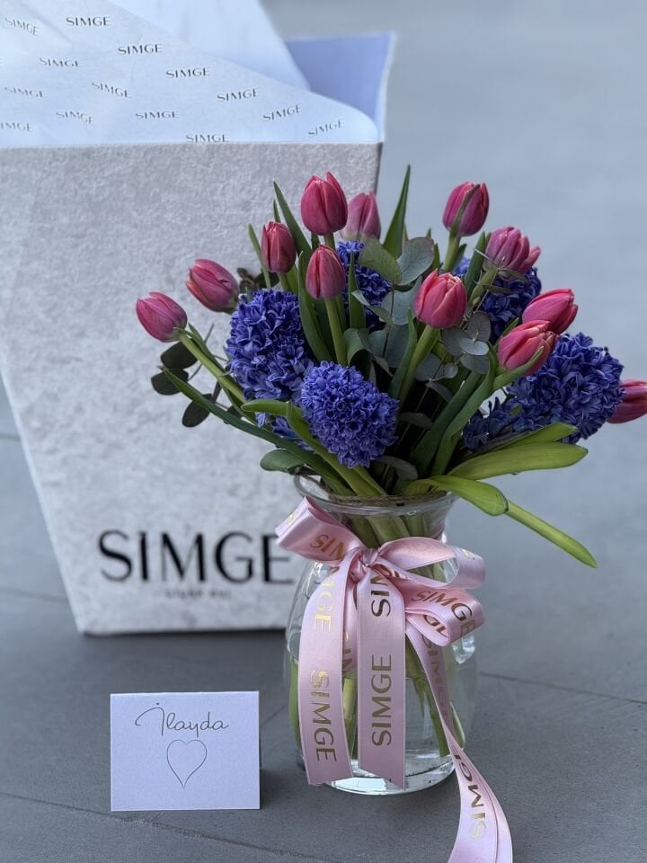 Cam Vazoda Sümbül ve Laleler