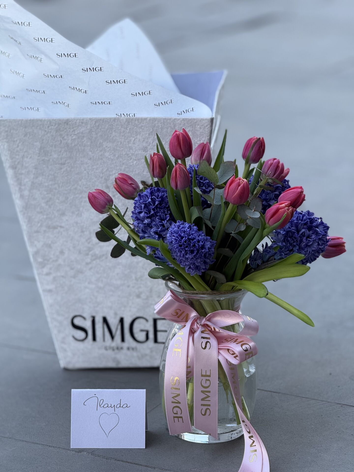 Cam Vazoda Sümbül ve Laleler