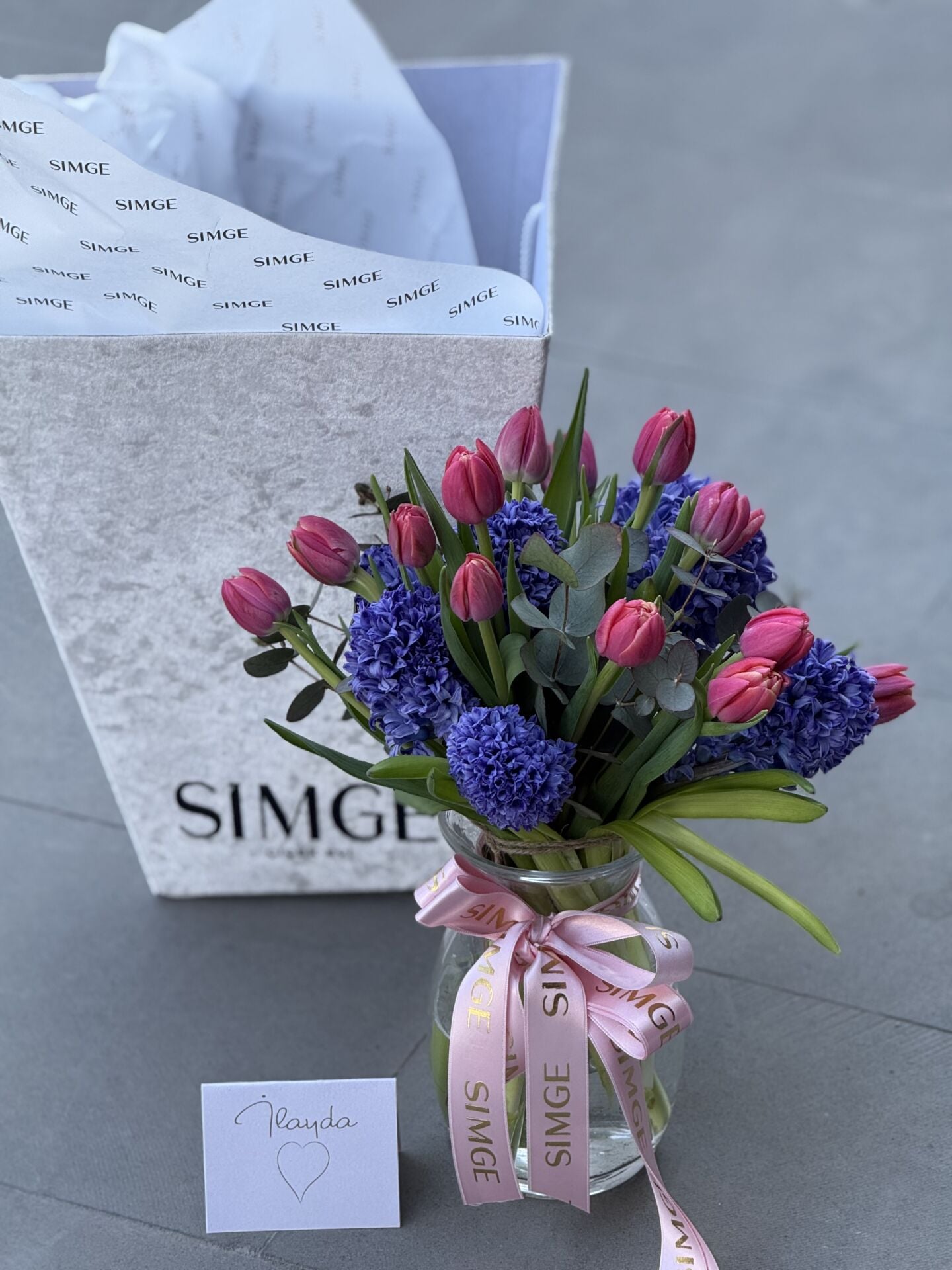 Cam Vazoda Sümbül ve Laleler