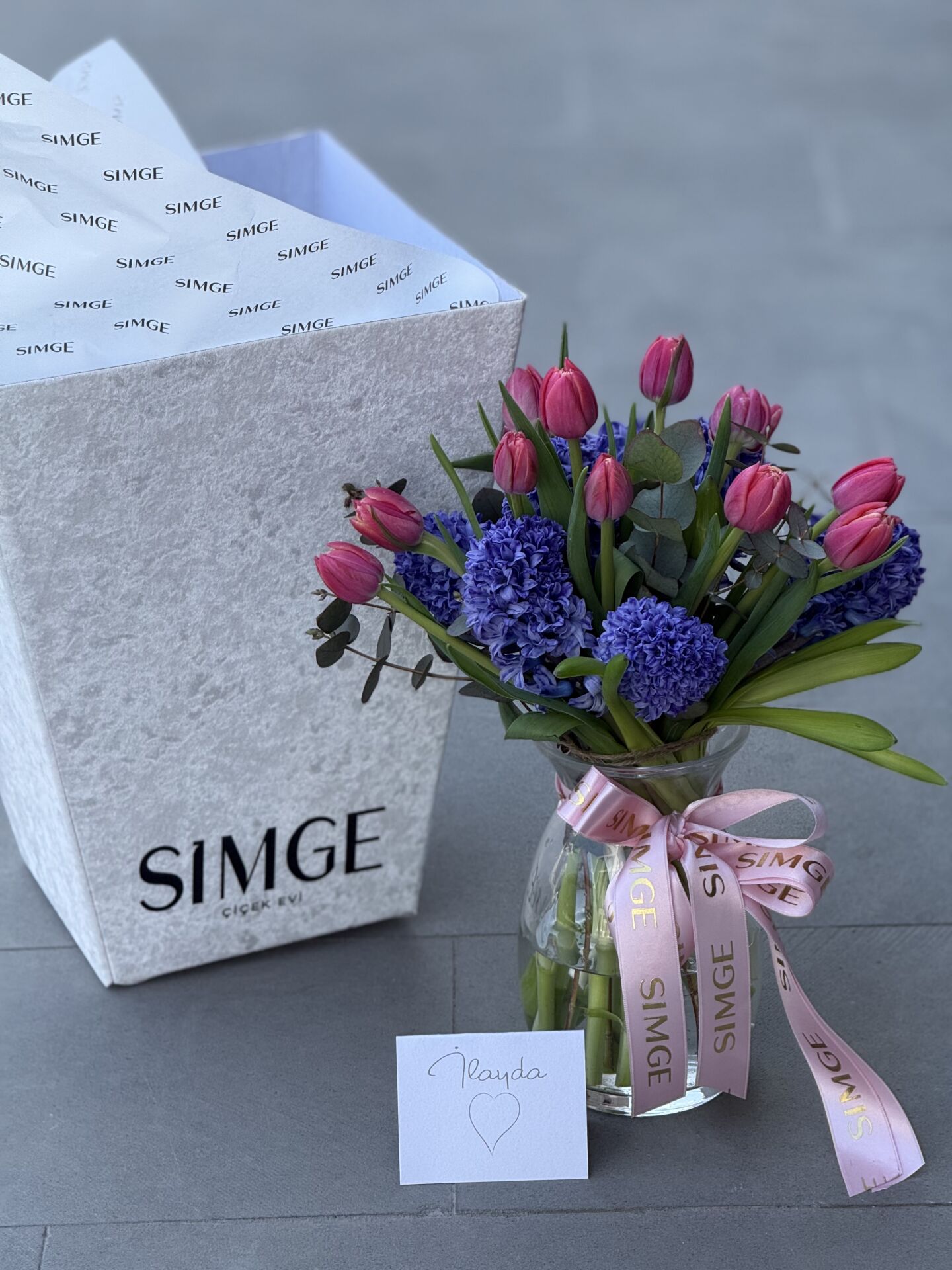 Cam Vazoda Sümbül ve Laleler