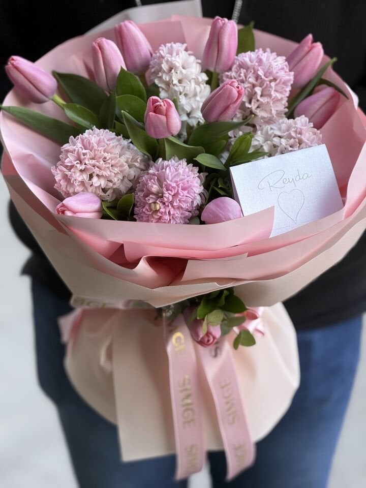Fleur Pembe Lale ve Sümbüllerin Ahengi