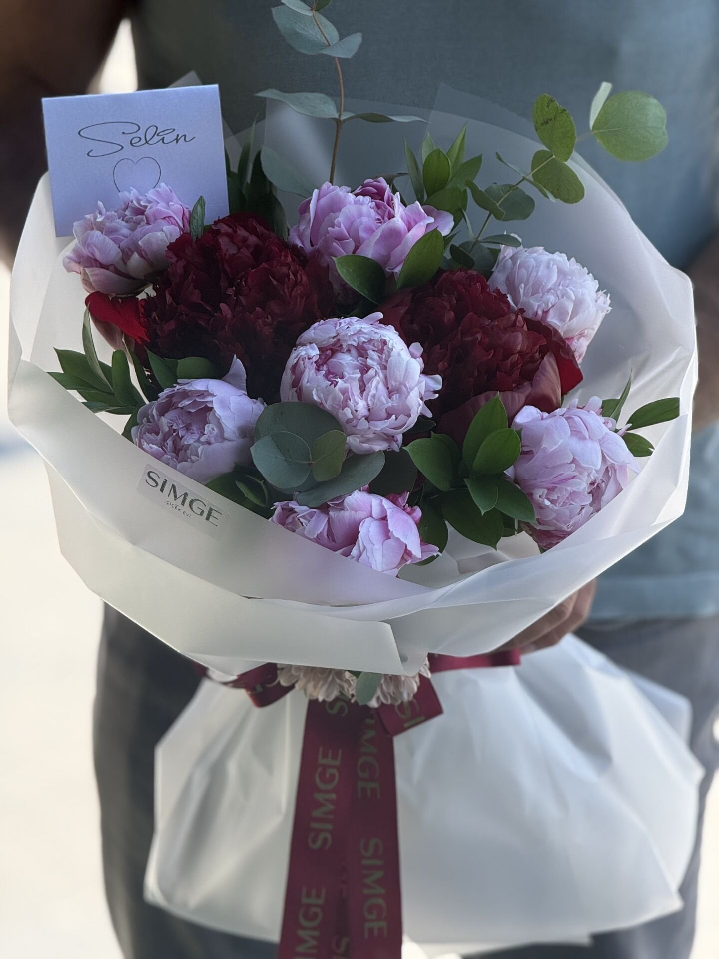 Aura Pembe ve Bordo Şakayığın Ritmi Buketi