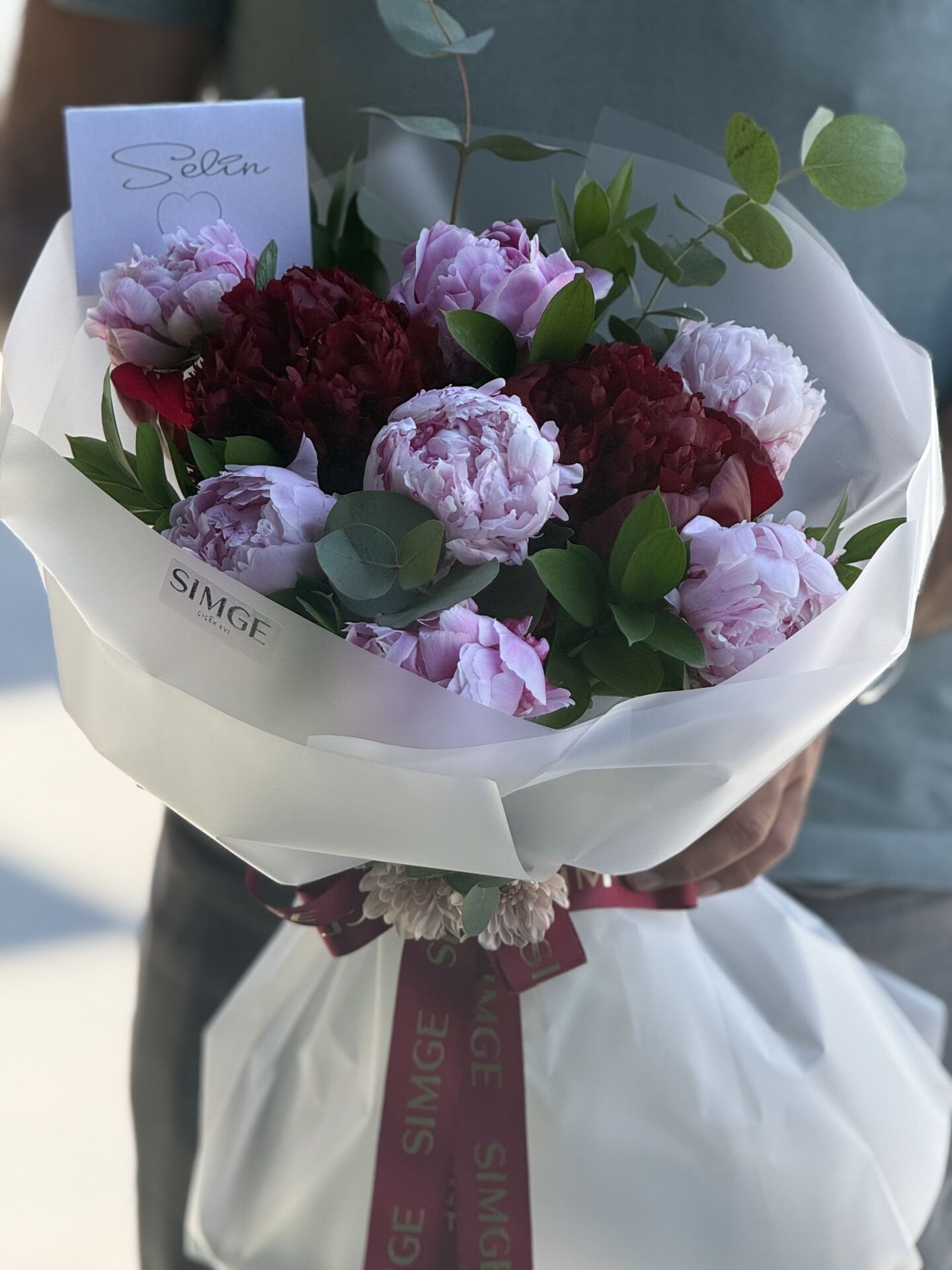 Aura Pembe ve Bordo Şakayığın Ritmi Buketi