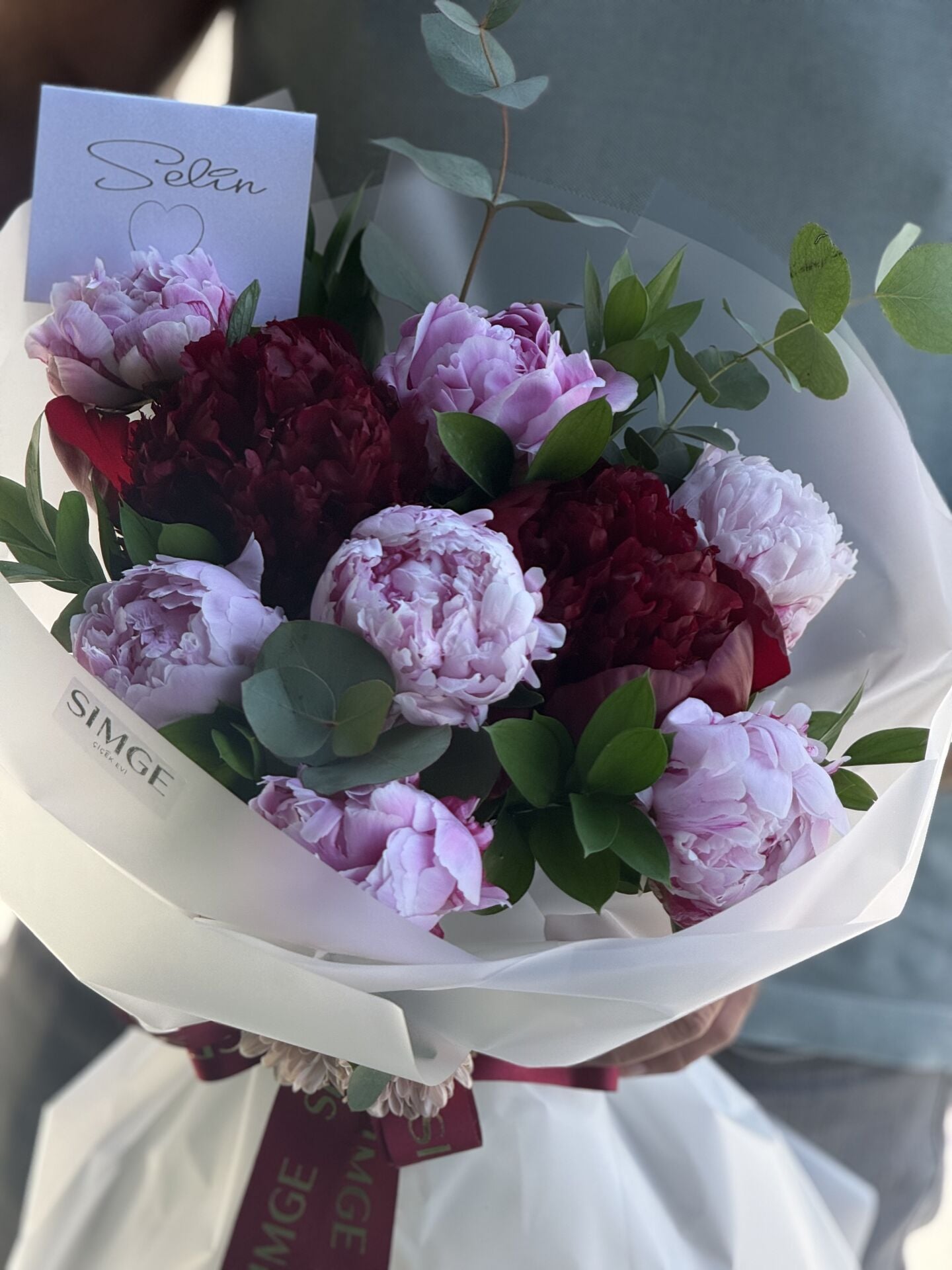 Aura Pembe ve Bordo Şakayığın Ritmi Buketi