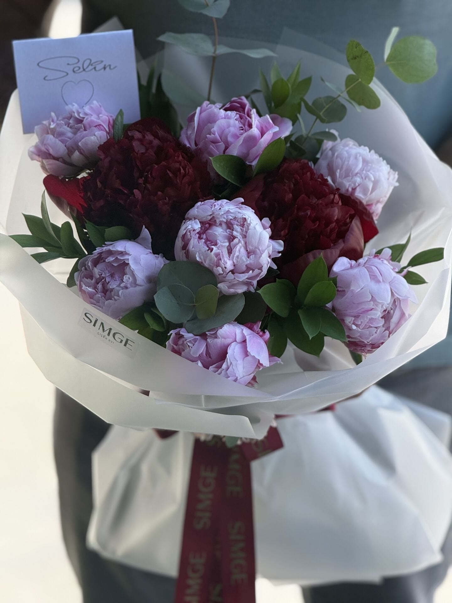 Aura Pembe ve Bordo Şakayığın Ritmi Buketi
