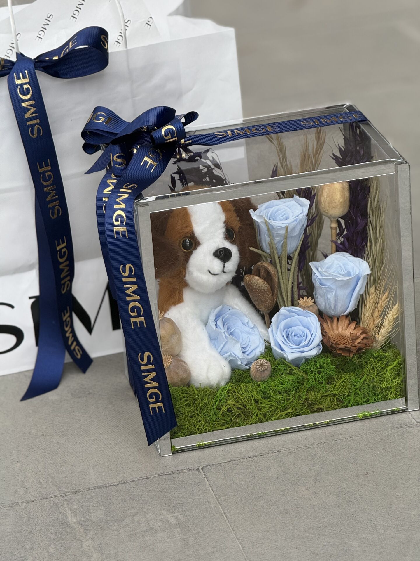Pleksi Kutuda Peluş Oyuncaklı Mavi Solmayan Gül Aranjmanı