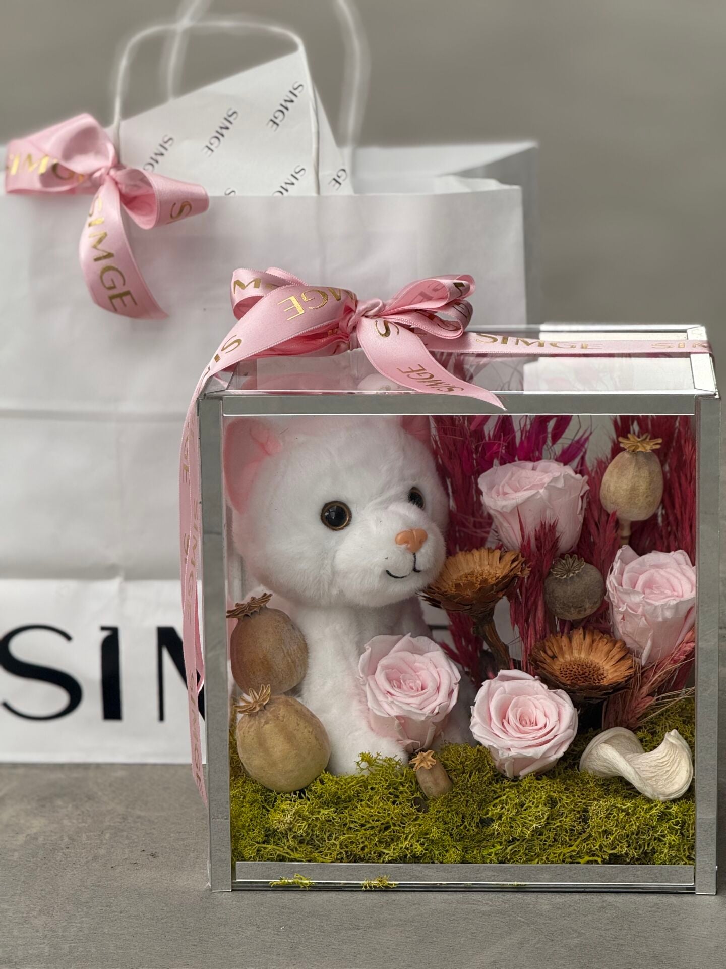 Pleksi Kutuda Peluş Oyuncaklı Pembe Solmayan Gül Aranjmanı