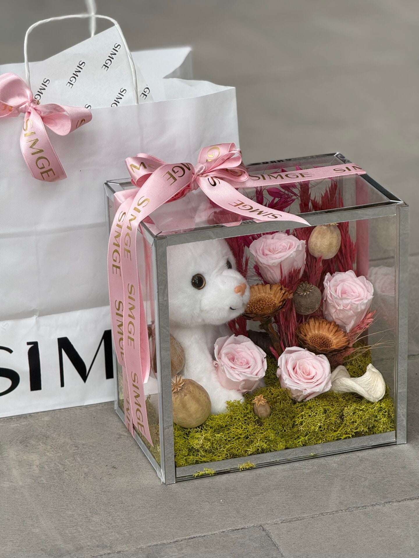 Pleksi Kutuda Peluş Oyuncaklı Pembe Solmayan Gül Aranjmanı