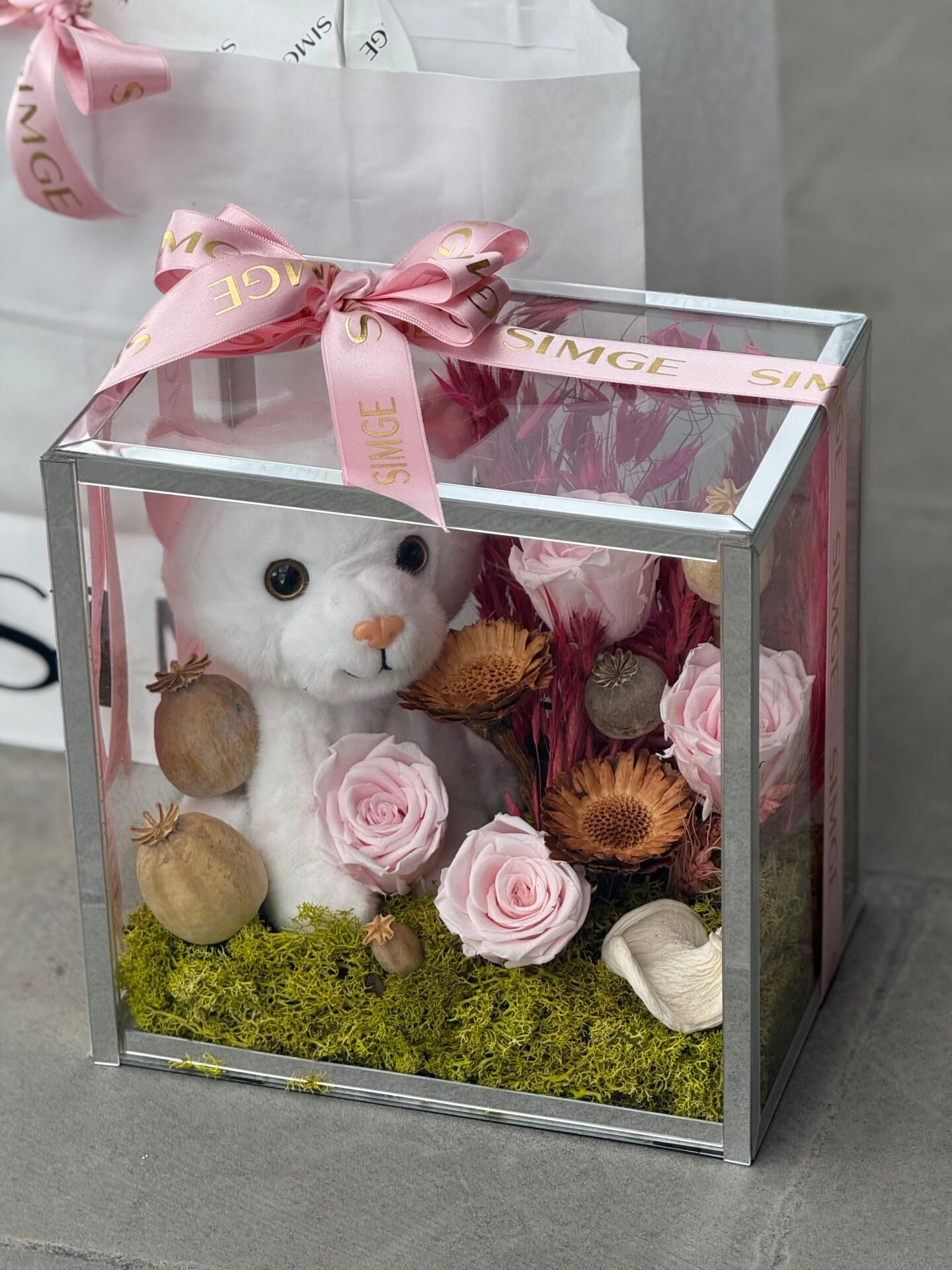 Pleksi Kutuda Peluş Oyuncaklı Pembe Solmayan Gül Aranjmanı